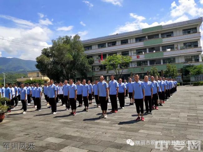 瑞丽市畹町中学寝室图片,校园环境好吗?