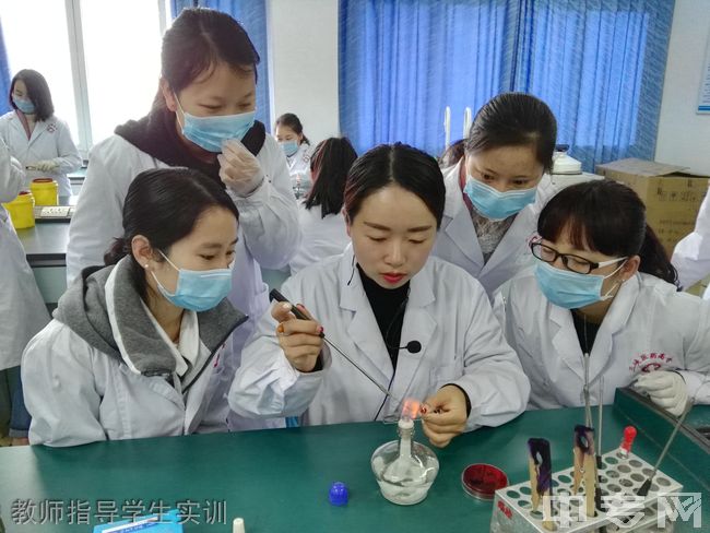 重庆三峡医药高专教师指导学生实训