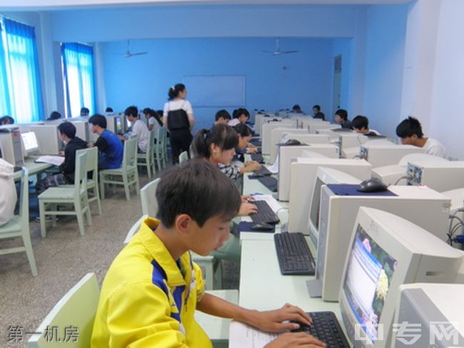 贵州电子科技职业学院第一机房