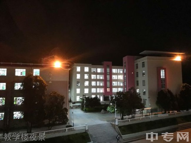 普格中学教学楼夜景
