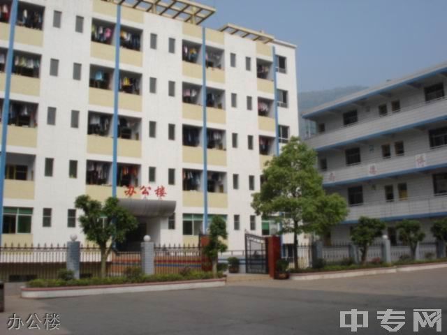 鸭江中学办公楼