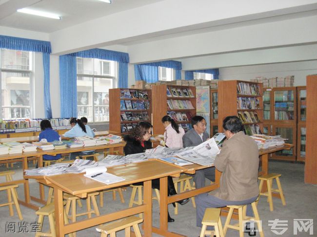 贵州平塘民中阅览室