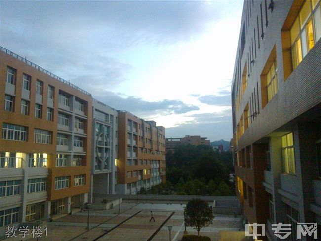 贵州工业职业技术学院继续教育学院教学楼1