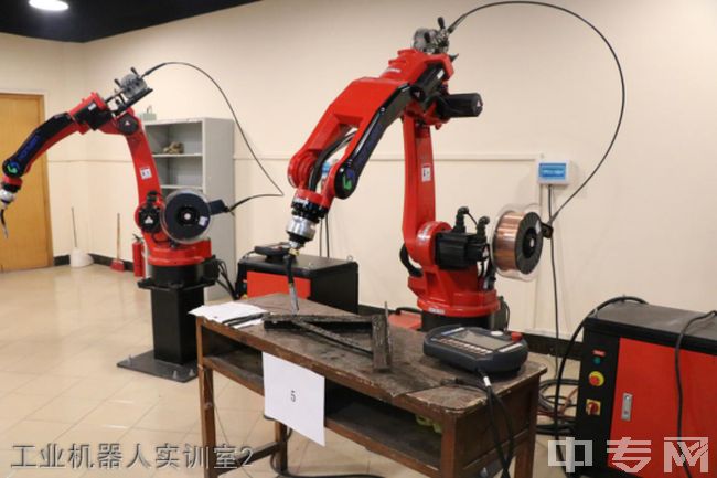 贵阳现代装备技工学校工业机器人实训室2