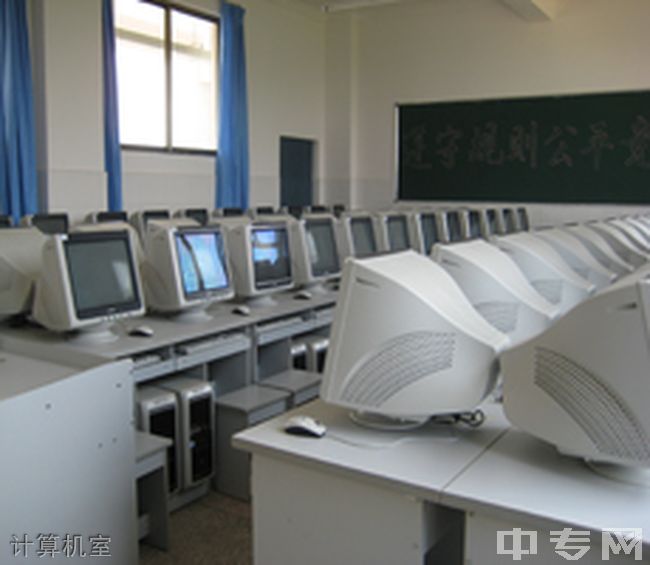 马龙区第二中学计算机室