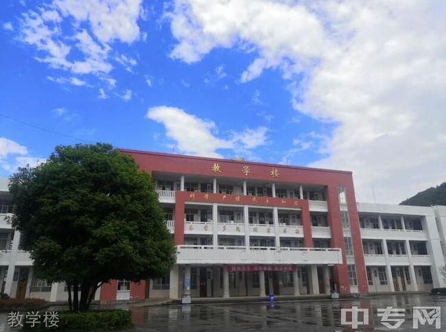 腾冲市明光中学校园图片,环境怎么样?