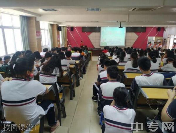 山西吕梁石楼中学校园课堂1