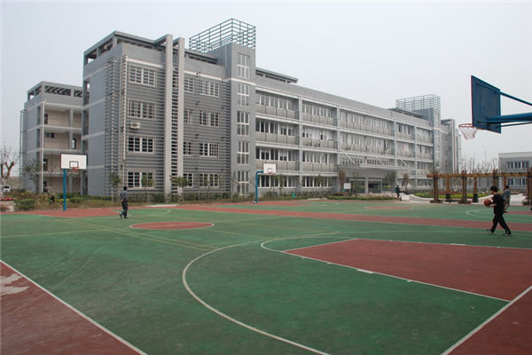 重庆公共交通技工学校篮球场实拍图片