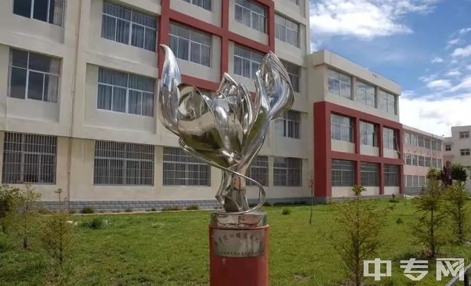 日喀则市第一职业技术学校雕像