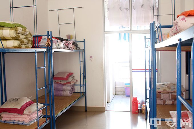 海南省经济技术学校整洁干净的学生宿舍4