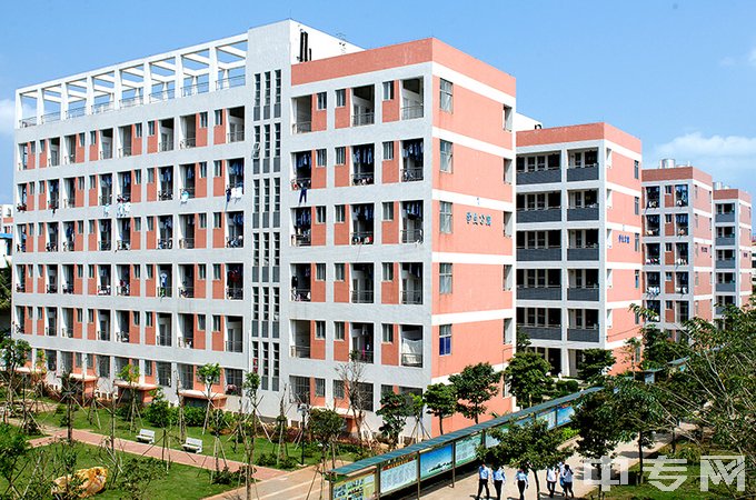 海南省经济技术学校现代化的学生公寓楼