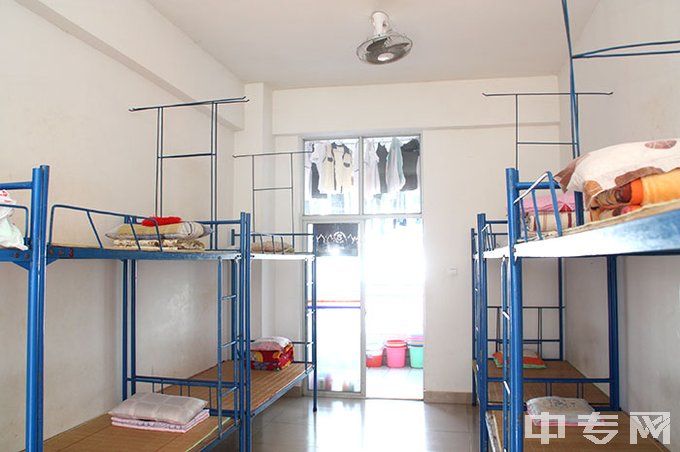 海南省经济技术学校整洁干净的学生宿舍2