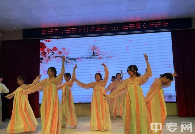 阳朔县中等职业技术学校综合班舞蹈《恋人心》