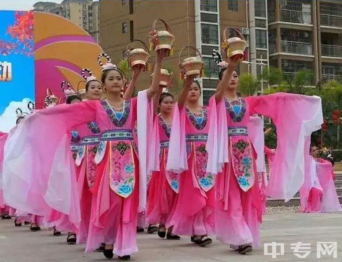 德保县职业技术学校舞蹈社团的麦秆花篮表演