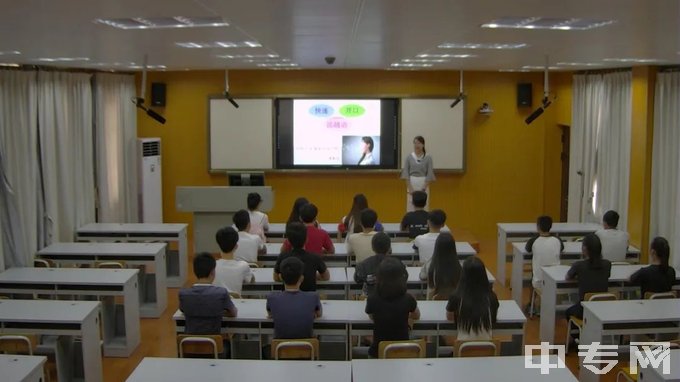 凭祥市东南亚外语学校学生在上多媒体课