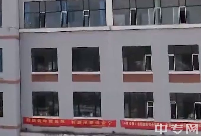 安图县职业教育中心教学楼一侧