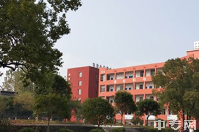 萍乡市湘东中等专业学校教学楼一侧