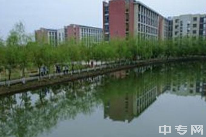 江西省中山电子计算机中等专业学校校园湖