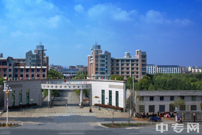 江西新能源科技职业学院中专五年制大门