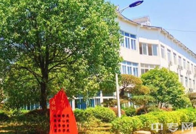 江西枫林涉外经贸职业学院中专五年制教学楼一侧