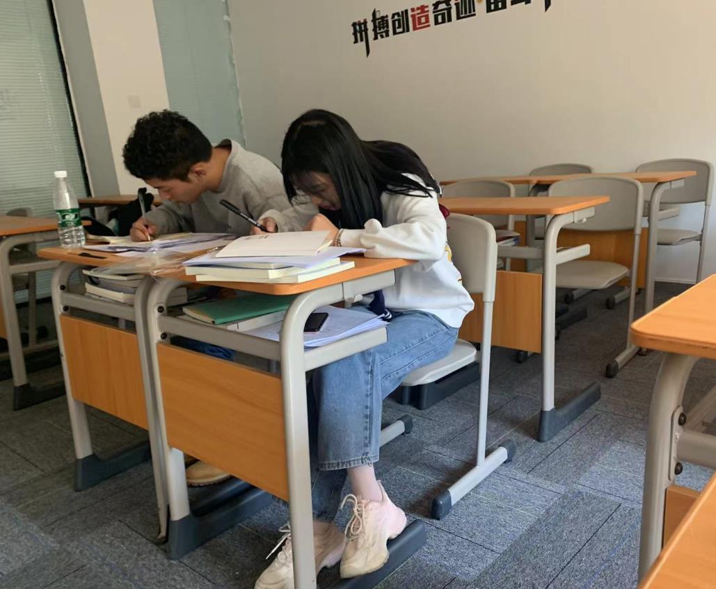 湖北普通专升本学生自习.jpg