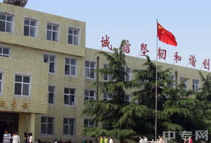 临城县职业技术教育中心教学楼一侧