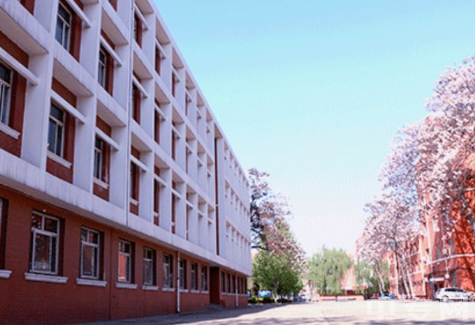 邢台市南和区职业技术教育中心教学楼一侧