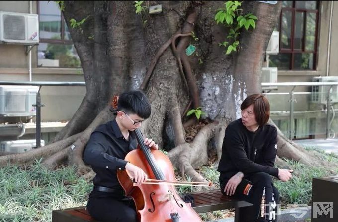 星海音乐学院附属中等音乐学校考生们正在练习考试曲目