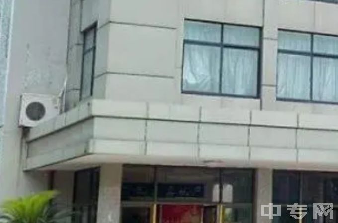 宁海县高级职业技术中心教学楼一侧