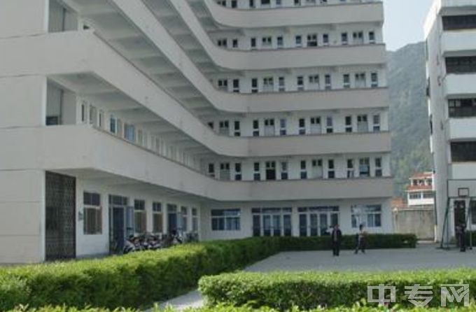 乐清市总工会职业技术学校教学楼一侧