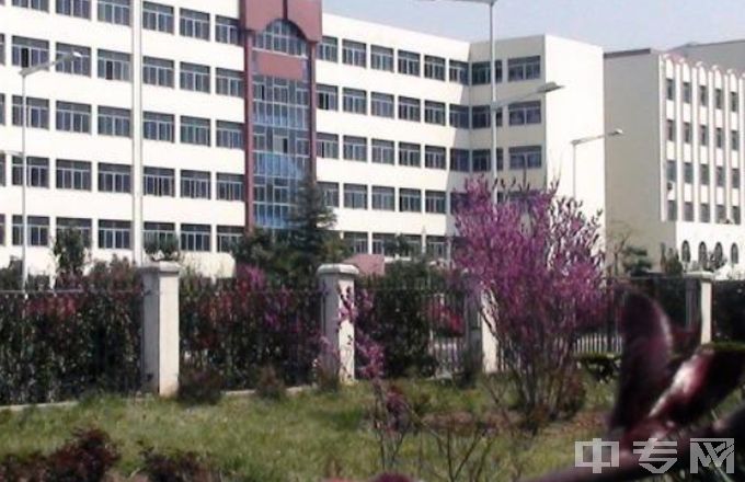 漯河职业技术学院中专教学楼一侧