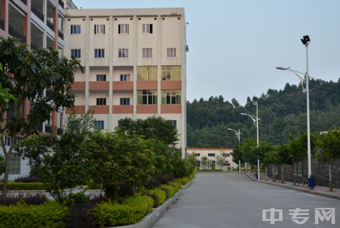 广东省南方技师学院教学楼一侧